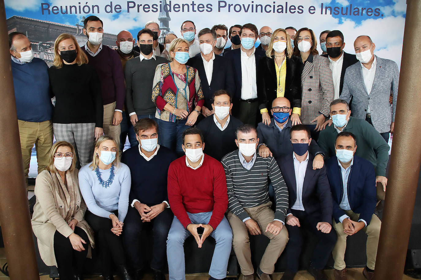 Casado y Mañueco participan en el 'Encuentro de presidentes provinciales e insulares del PP' en León.