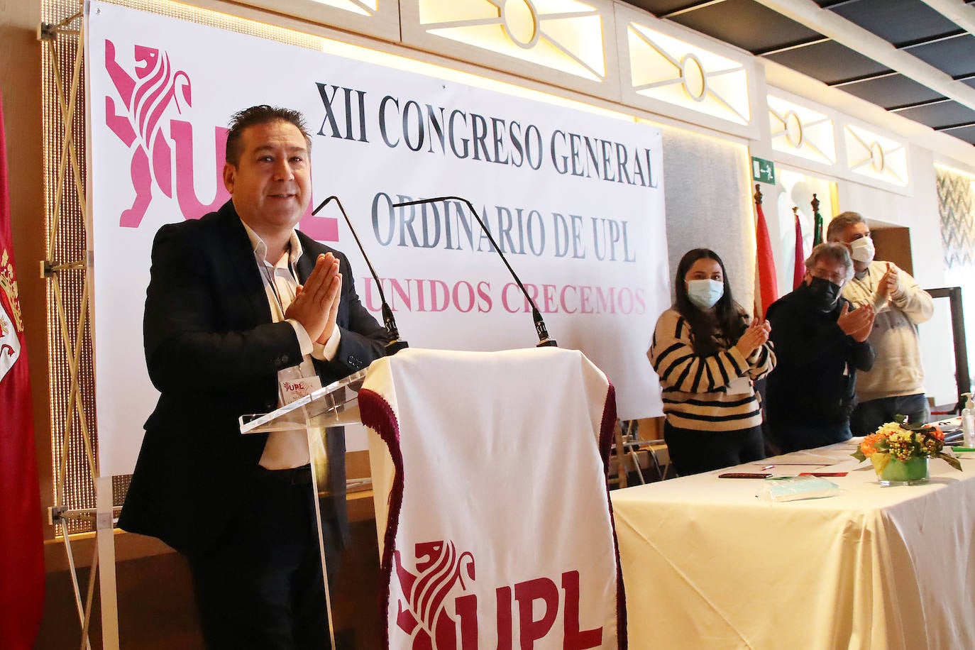 El secretario general de UPL, Luis Mariano Santos, y el vicesecretario, Eduardo López Sendino con Carlos Javier Salgado, nuevo presidente.