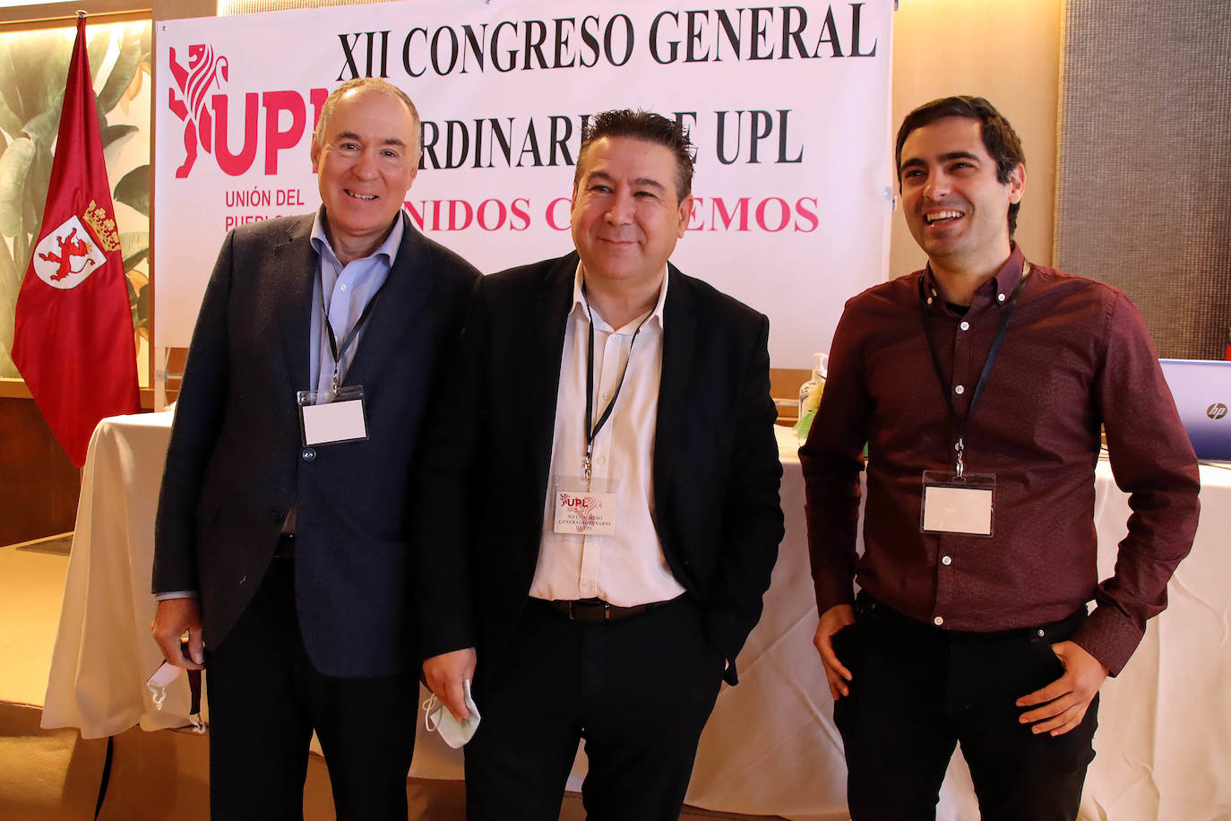 El secretario general de UPL, Luis Mariano Santos, y el vicesecretario, Eduardo López Sendino con Carlos Javier Salgado, nuevo presidente.