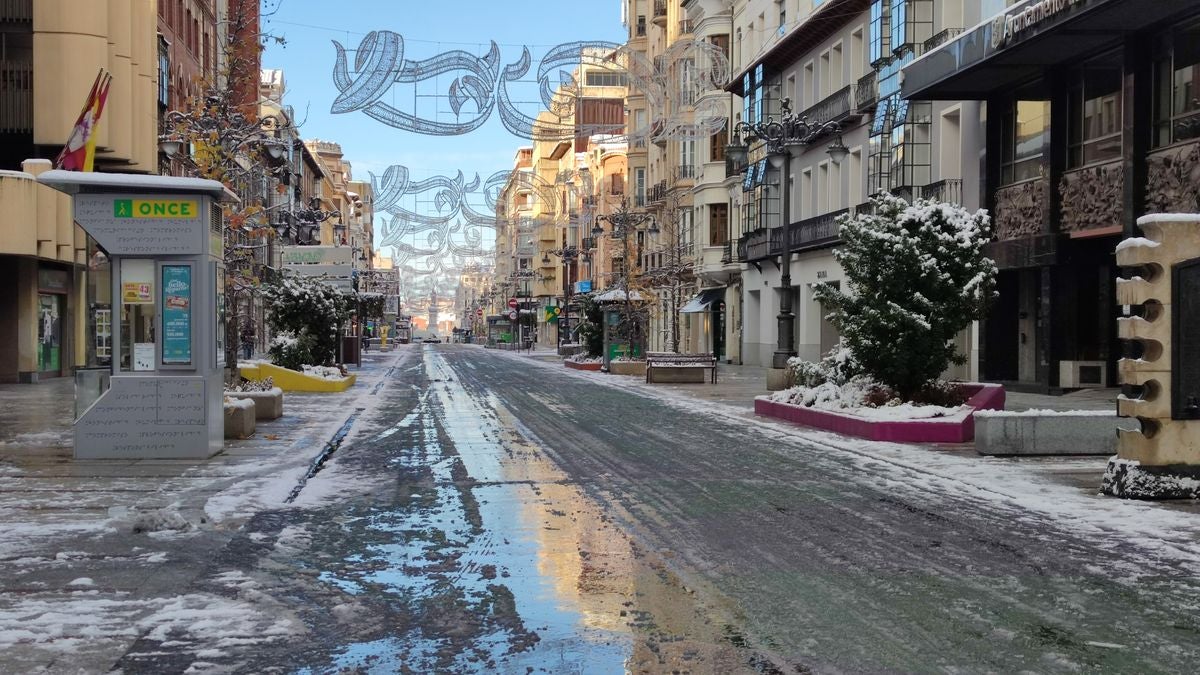 Imagen diferente en las calles del centro y los barrios de la capital tras la primera nevada. 