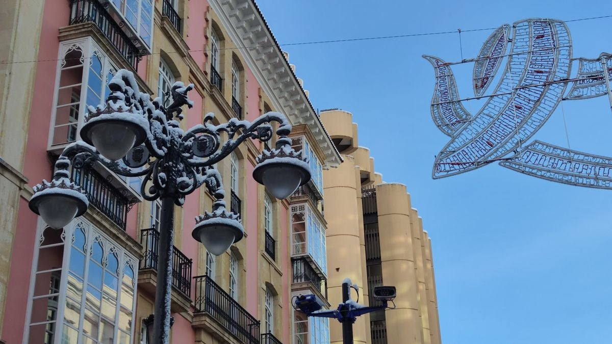 Imagen diferente en las calles del centro y los barrios de la capital tras la primera nevada. 