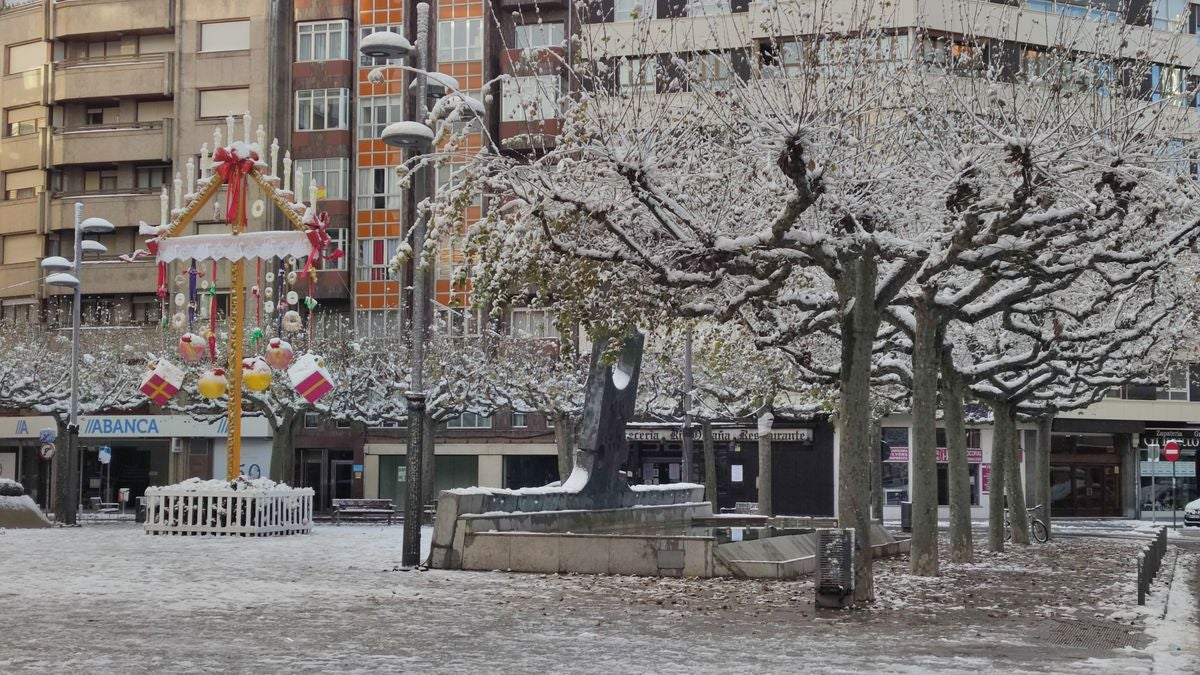 Imagen diferente en las calles del centro y los barrios de la capital tras la primera nevada. 