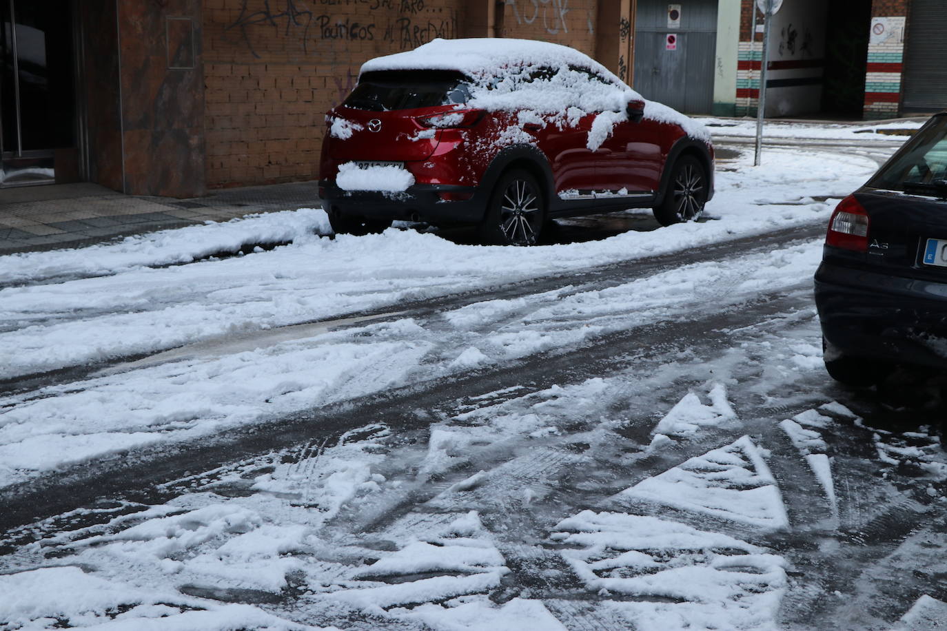 Imagen diferente en las calles del centro y los barrios de la capital tras la primera nevada. 