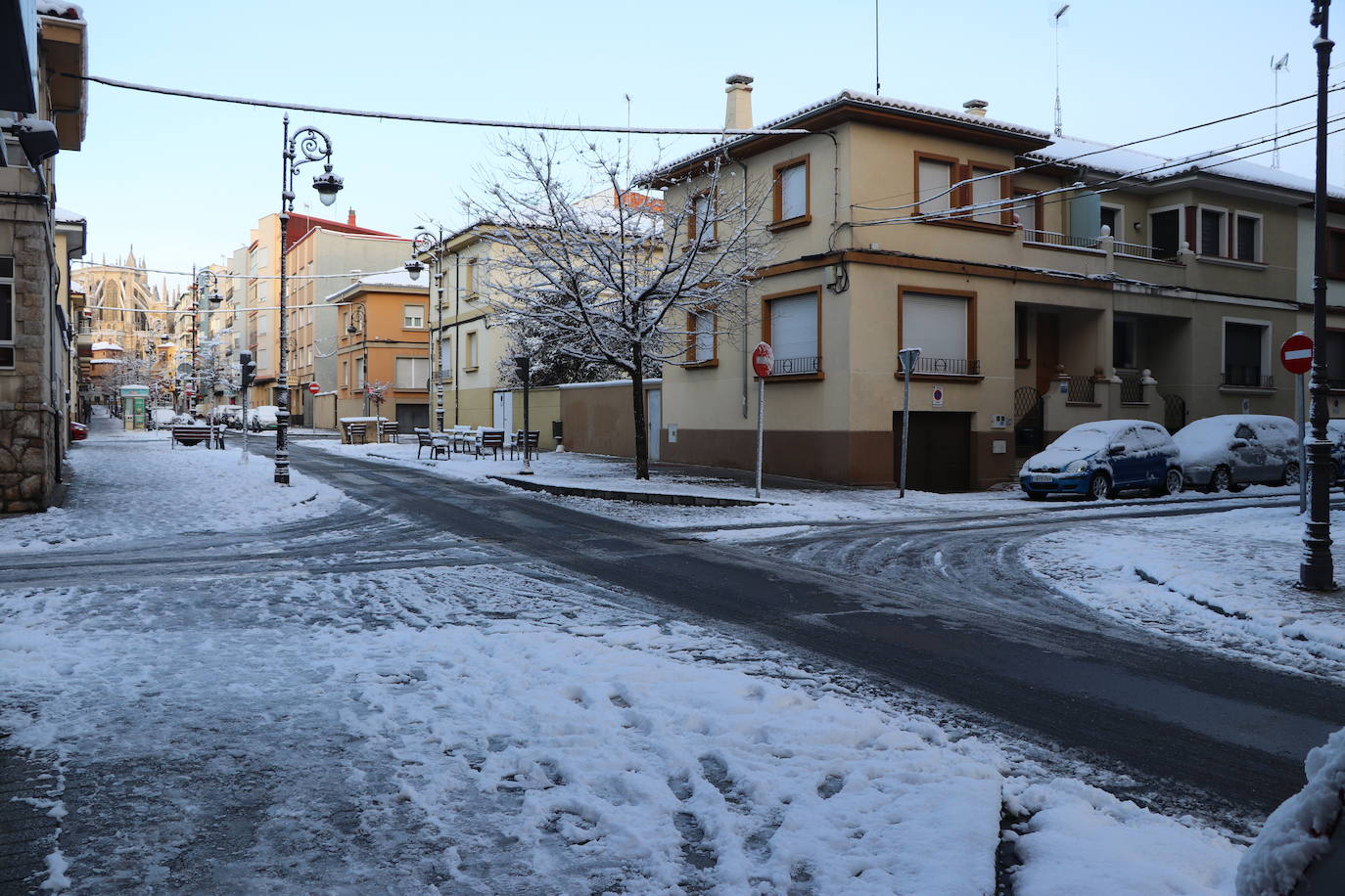 Imagen diferente en las calles del centro y los barrios de la capital tras la primera nevada. 