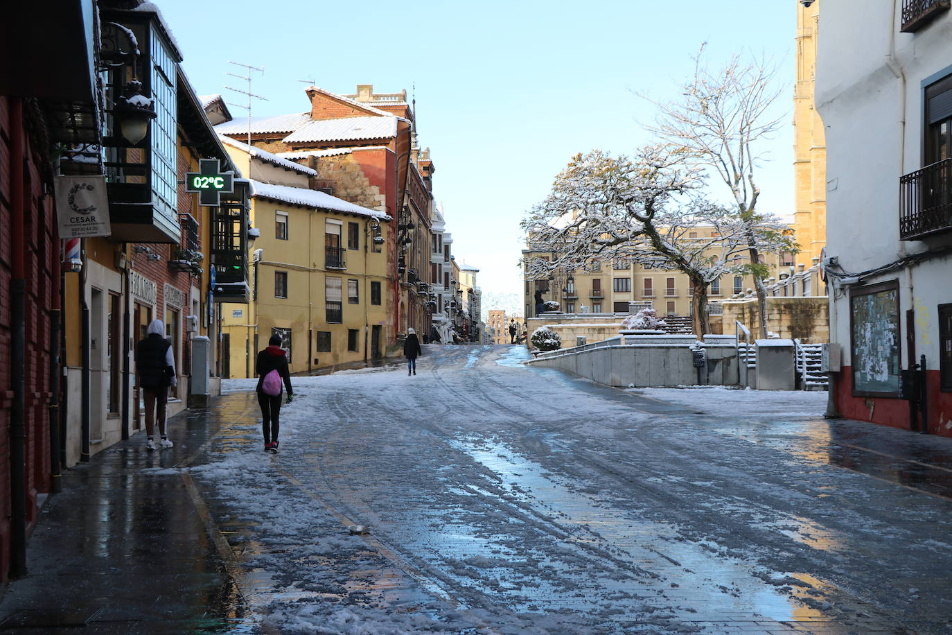 Imagen diferente en las calles del centro y los barrios de la capital tras la primera nevada. 