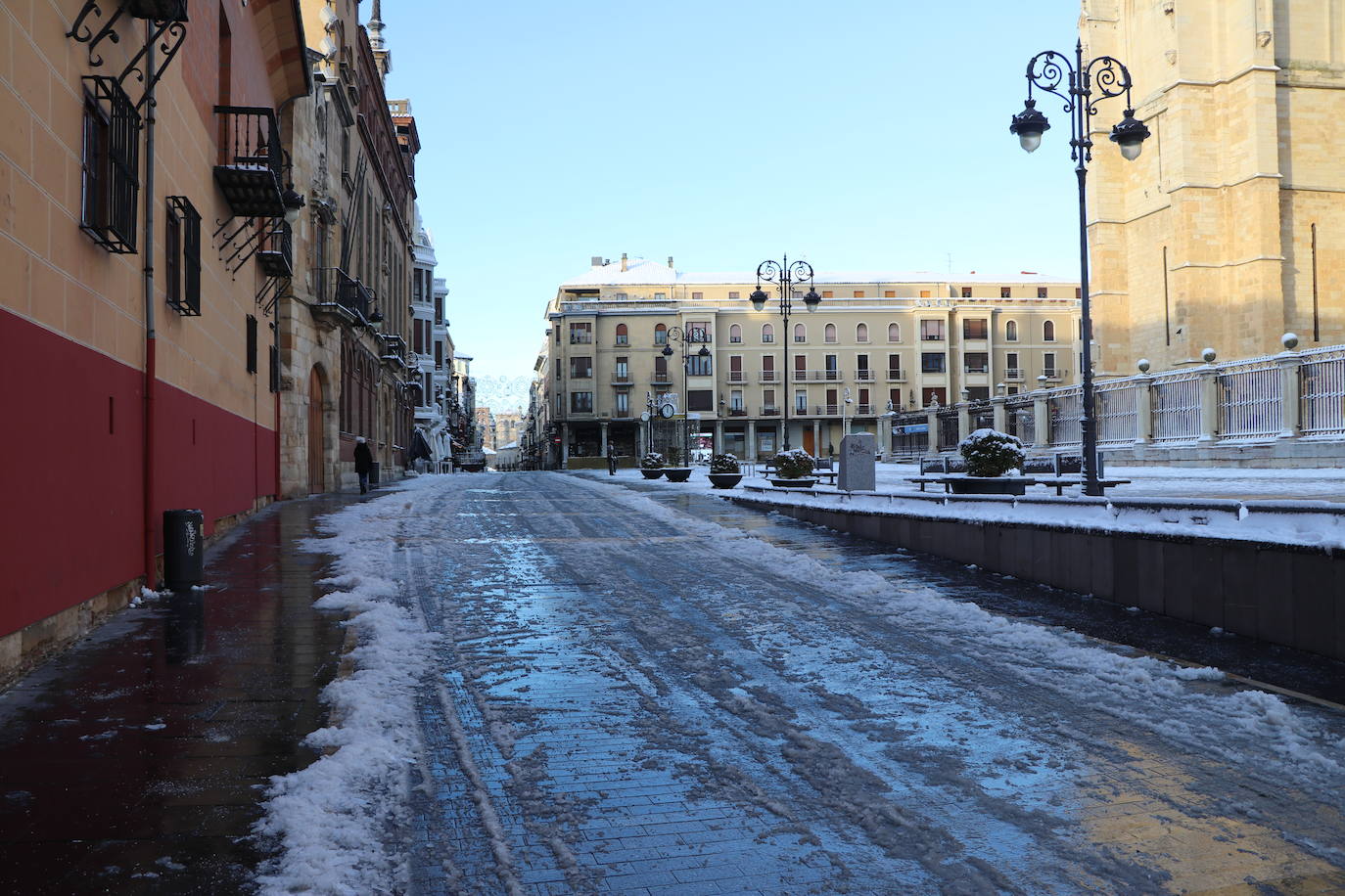 Imagen diferente en las calles del centro y los barrios de la capital tras la primera nevada. 