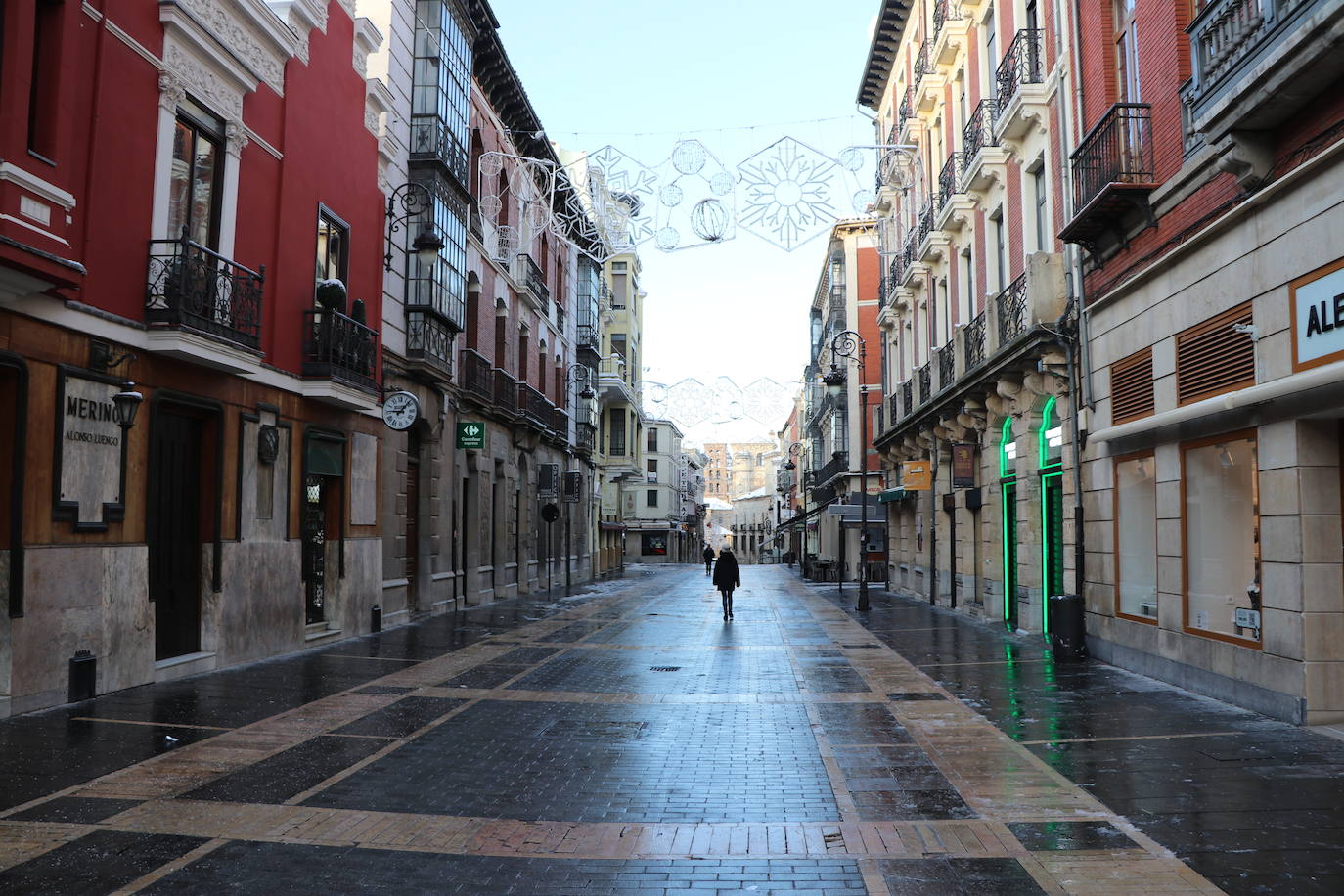 Imagen diferente en las calles del centro y los barrios de la capital tras la primera nevada. 