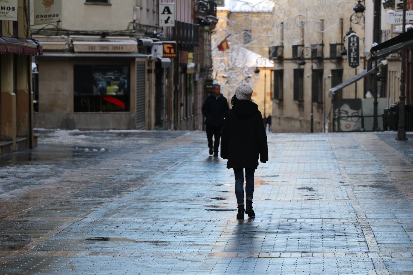 Imagen diferente en las calles del centro y los barrios de la capital tras la primera nevada. 