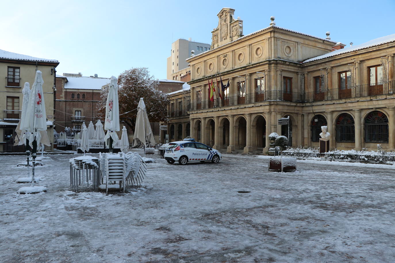 Imagen diferente en las calles del centro y los barrios de la capital tras la primera nevada. 