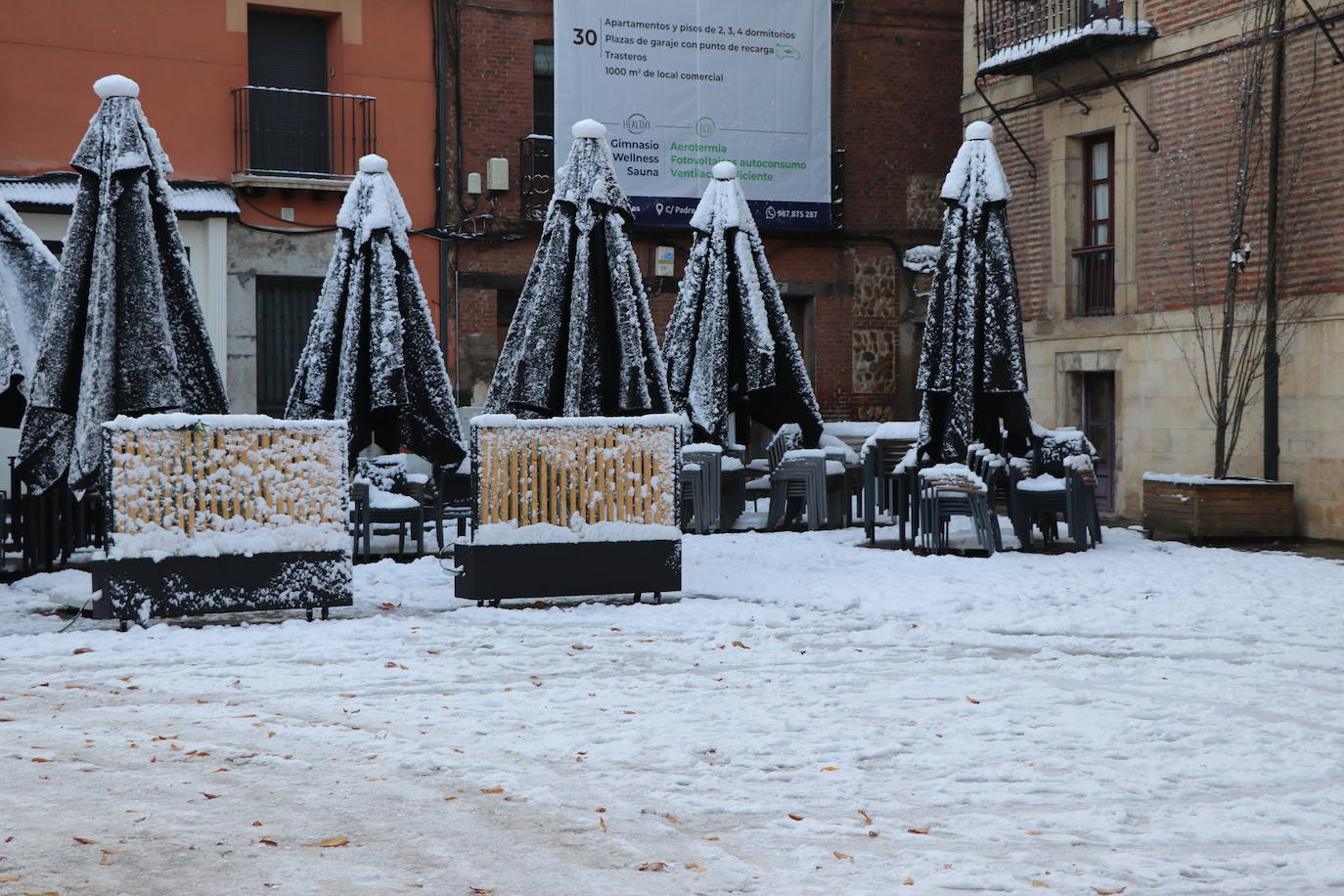 Imagen diferente en las calles del centro y los barrios de la capital tras la primera nevada. 