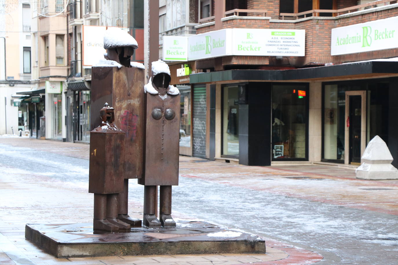 Imagen diferente en las calles del centro y los barrios de la capital tras la primera nevada. 