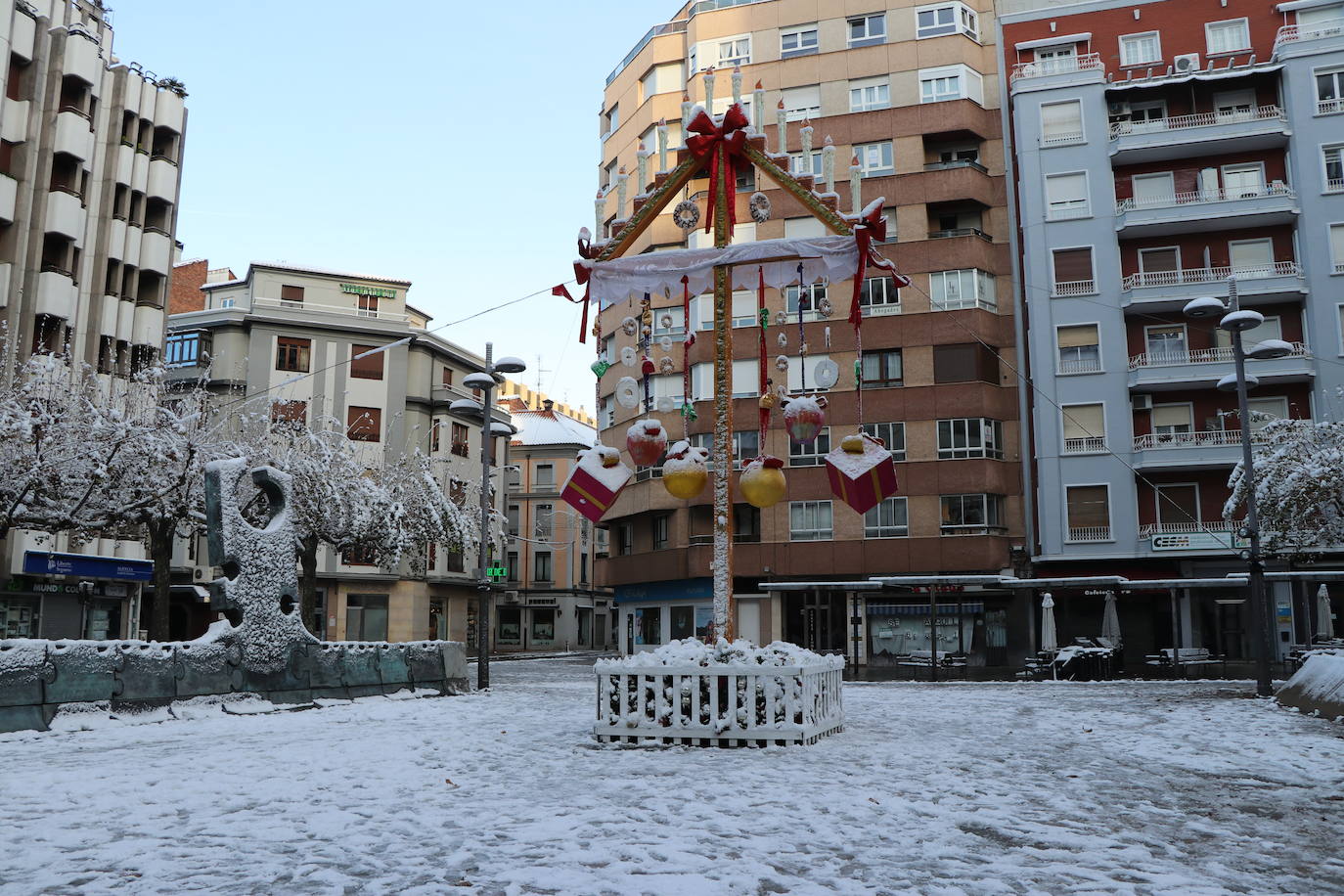 Imagen diferente en las calles del centro y los barrios de la capital tras la primera nevada. 