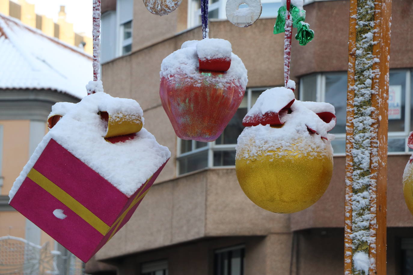 Imagen diferente en las calles del centro y los barrios de la capital tras la primera nevada. 