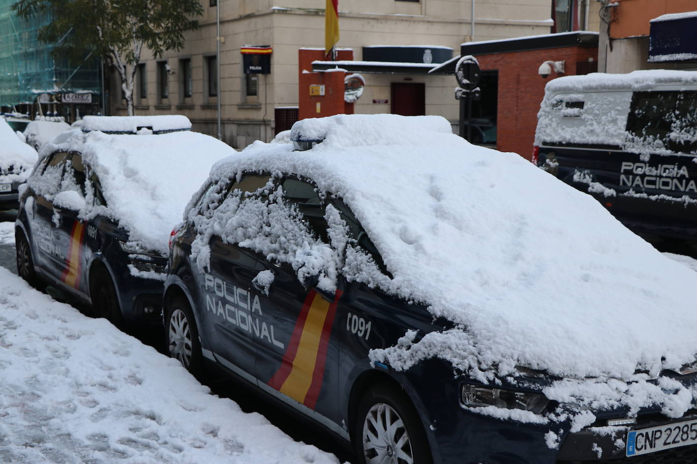 Imagen diferente en las calles del centro y los barrios de la capital tras la primera nevada. 