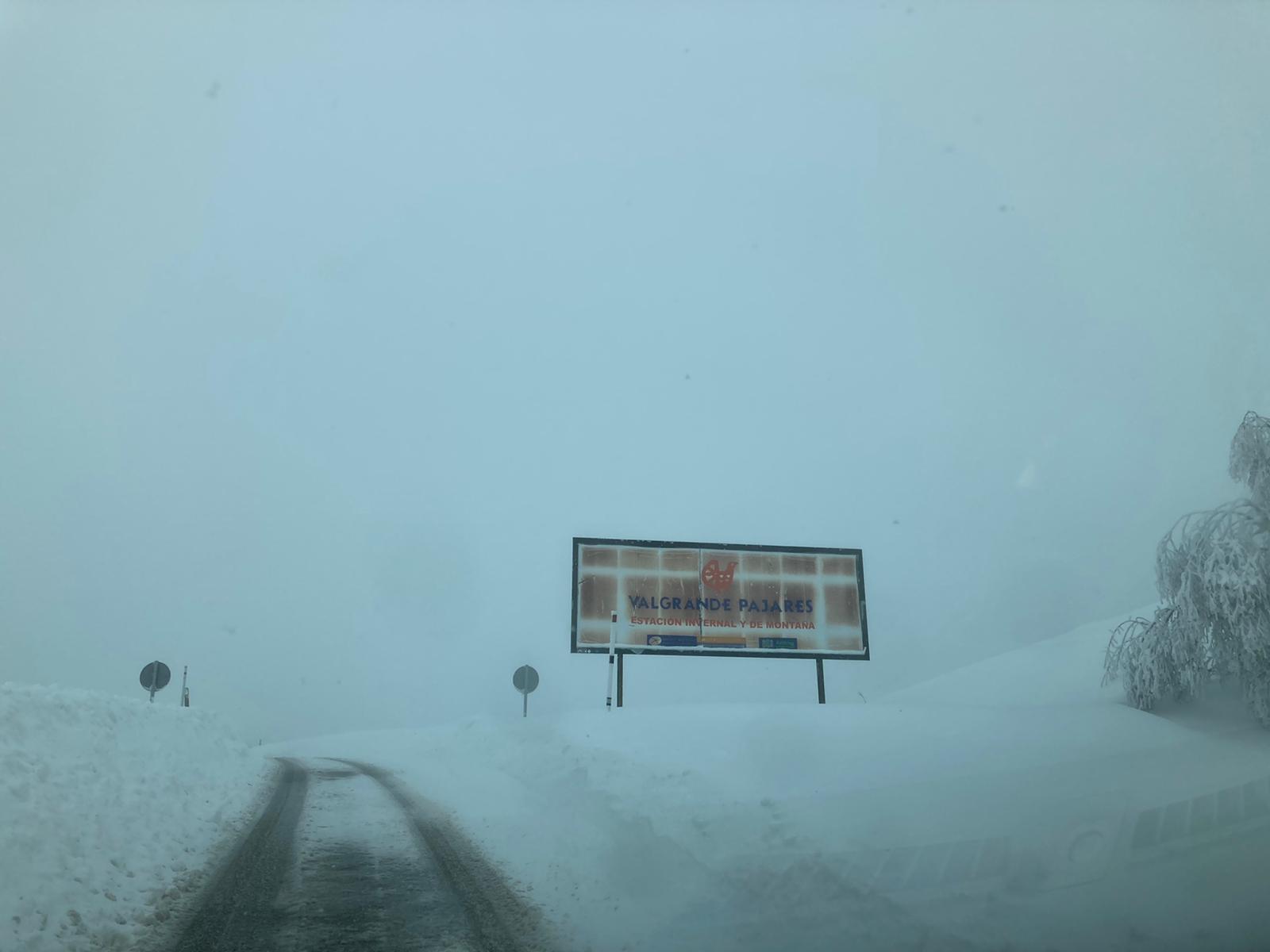 La comunicación de León con Asturias por la nacional deja una estampa invernal con un grueso manto de nieve. 