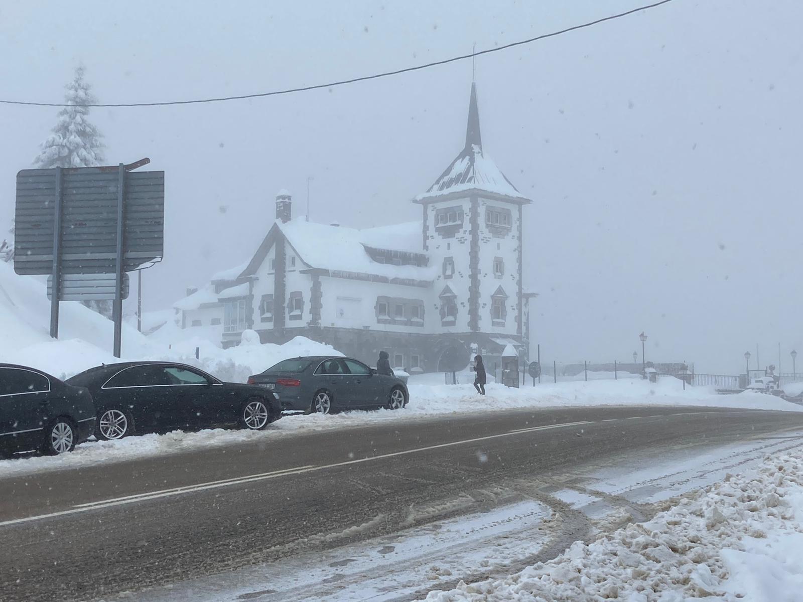 La comunicación de León con Asturias por la nacional deja una estampa invernal con un grueso manto de nieve. 