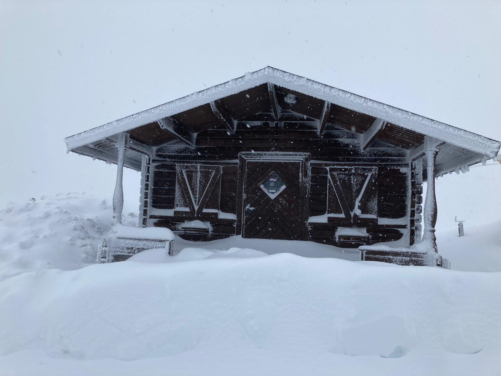 La comunicación de León con Asturias por la nacional deja una estampa invernal con un grueso manto de nieve. 