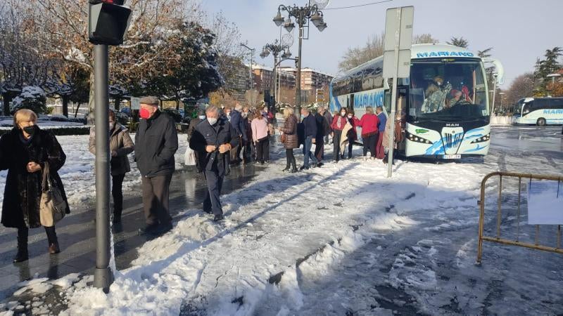 Los comerciantes del rastro dominical se han concentrado este domingo a las puertas del paseo de Papalaguinda donde tendrían que estar los puestos del mercadillo