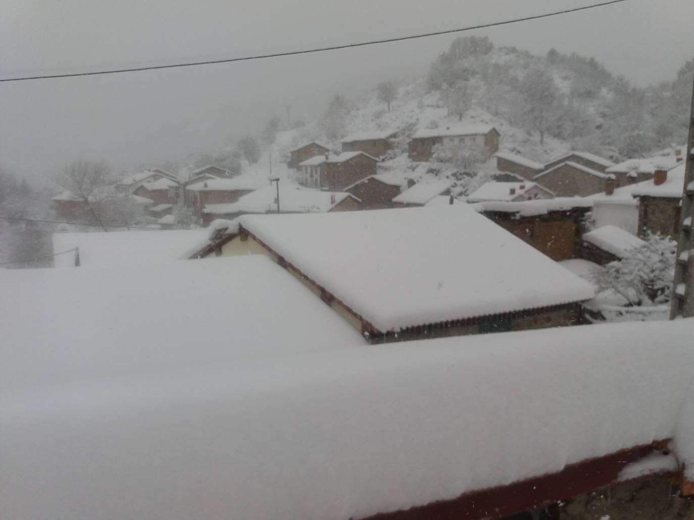 Fotos: Grandes acumulaciones de nieve en Ferreras del Puerto