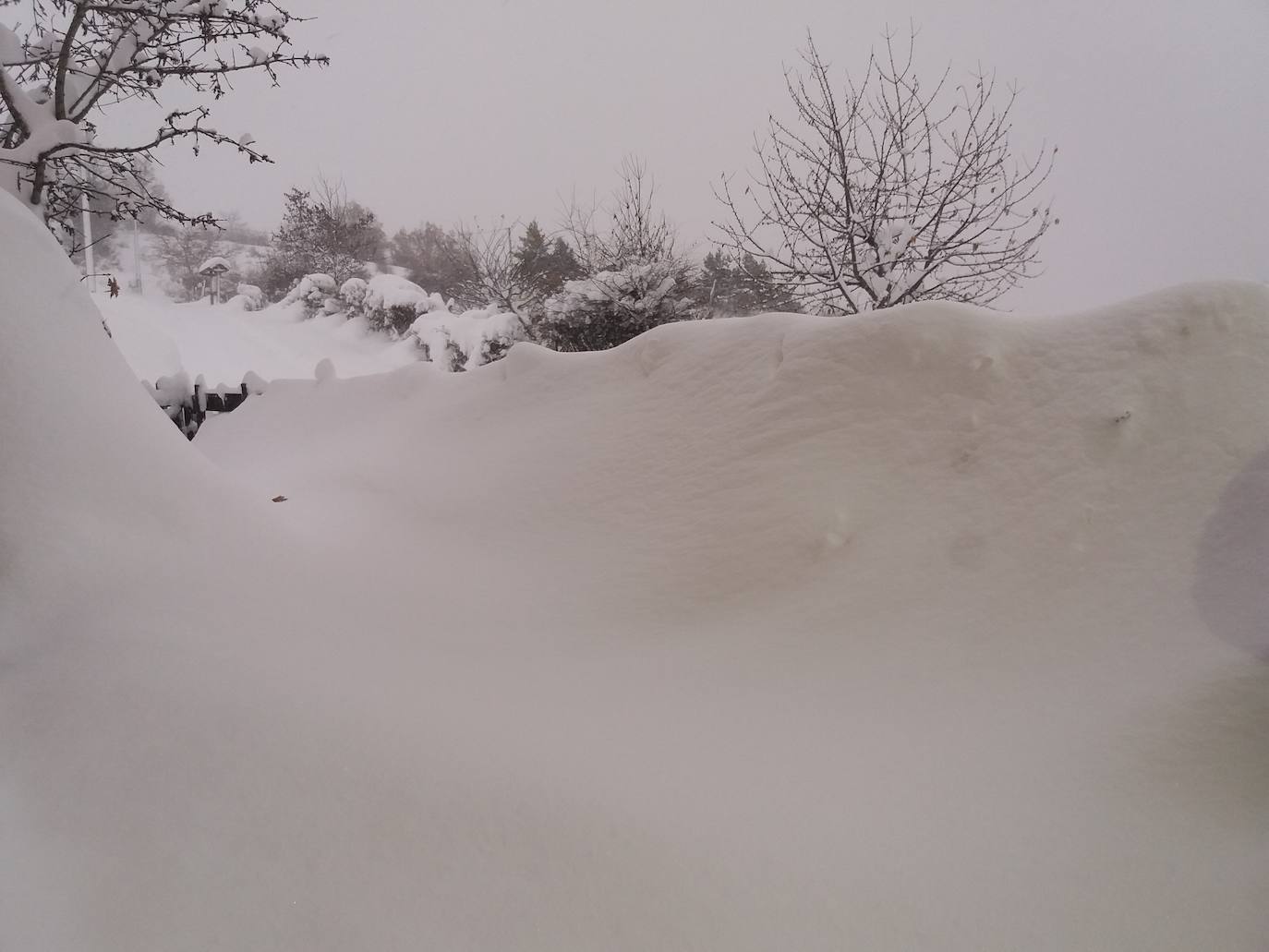 Fotos: Grandes acumulaciones de nieve en Ferreras del Puerto