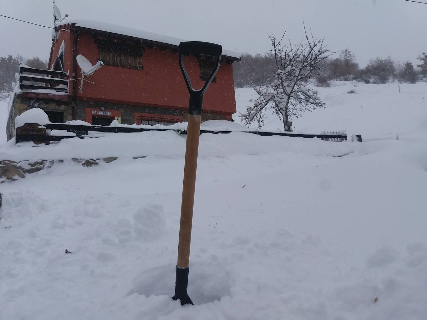 Fotos: Grandes acumulaciones de nieve en Ferreras del Puerto