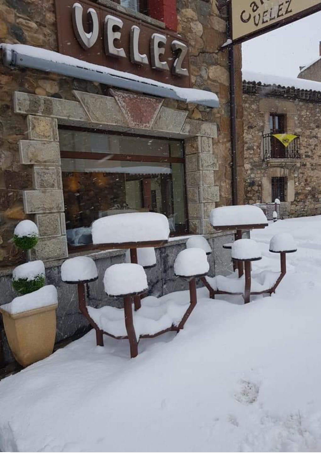 La localidad vive una de las nevadas más copiosas de la provincia. 