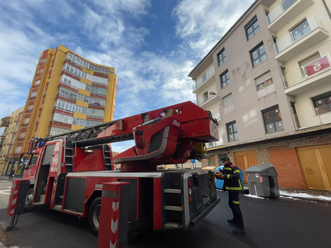 Los bomberos de León intervienen en distintos puntos de la ciudad por incidentes relacionados con la nieve