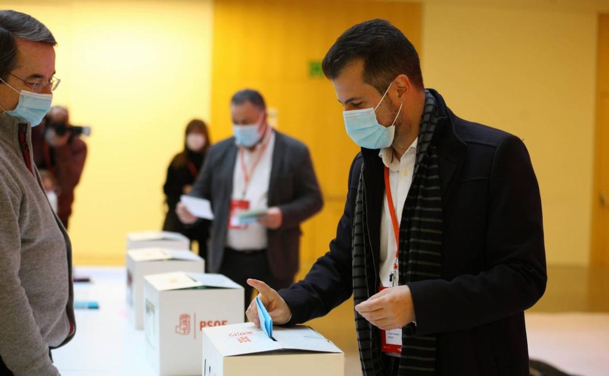 Tudanca durante la votación de este domingo. 