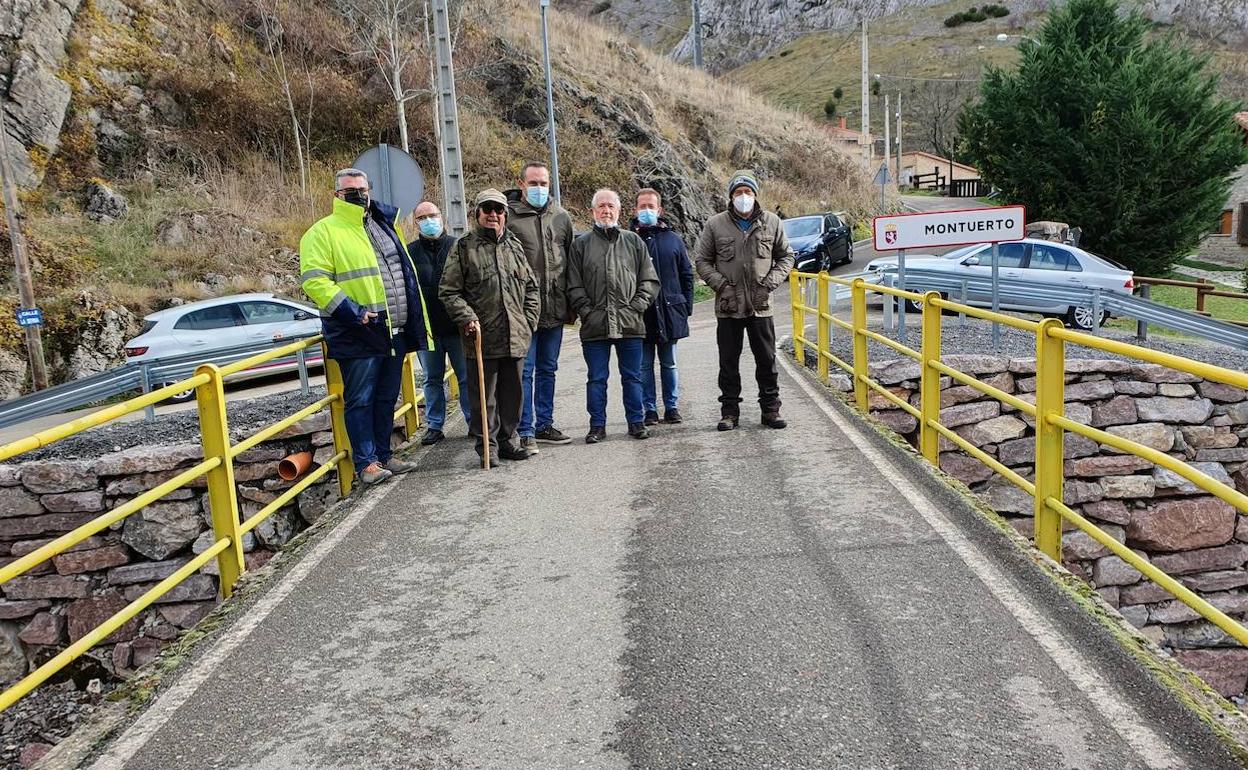 La Diputación provincial visita la zona de las obras en Montuerto. 