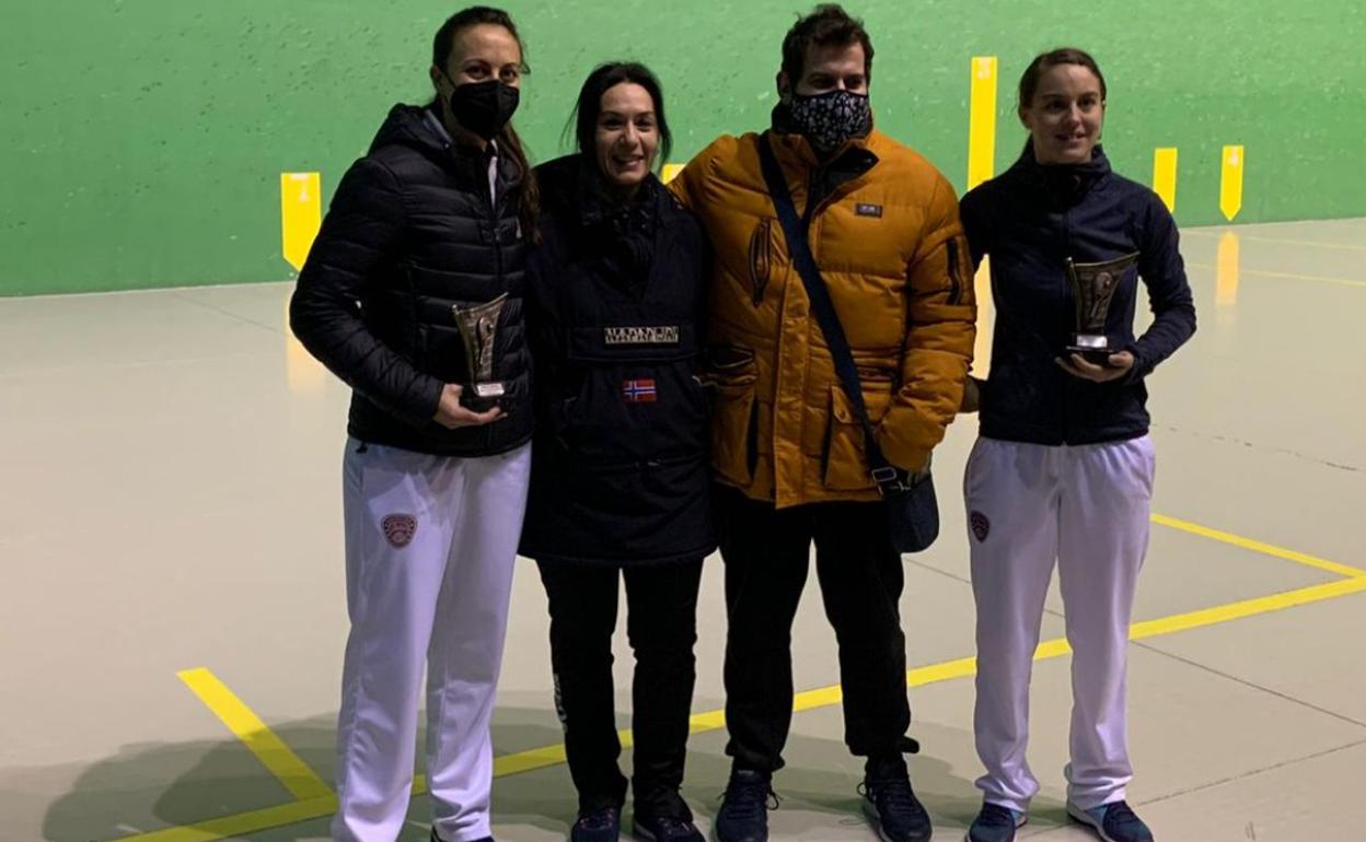 Mónica Linares y Ana García, campeonas de la III Jornada de la liga femenina de frontenis.