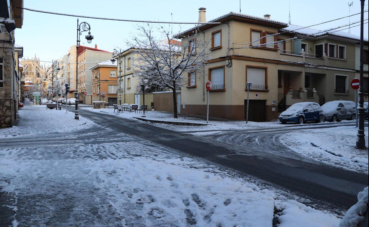 Imagen de la avenida José María Fernández en la mañana de este domingo donde algunas zonas permanecían con placas de hielo. 