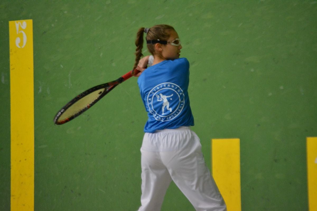 La leonesa Mónica Linares y Ana García se imponen en la liga de frontenis femenino en La Flecha