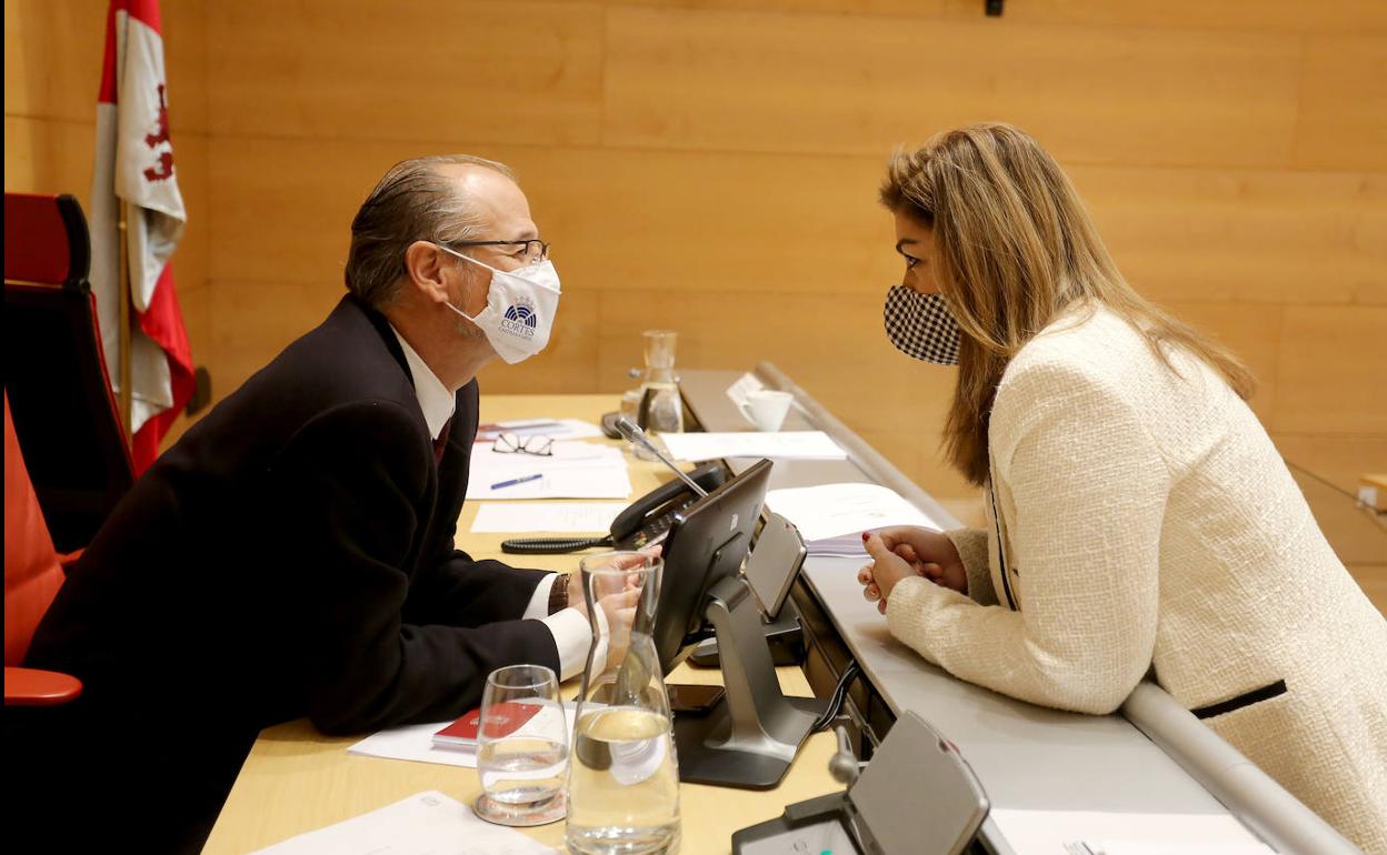 El presidente de las Cortes, Luis Fuentes, conversa con Marta Sanz durante la reunión de la Junta de Portavoces de las Cortes de Castilla y León.