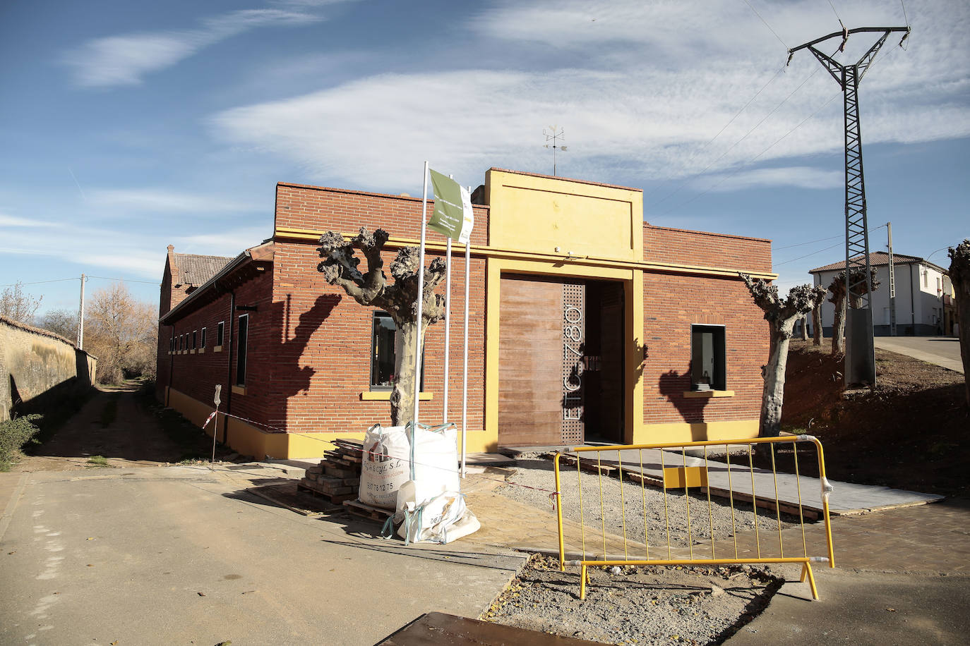 El consejero de Presidencia, Ángel Ibáñez, ha visitado el nuevo espacio de trabajo compartido en el antiguo matadero de Sahagún que ha contado con una iversión de 110.000 euros de la Junta.