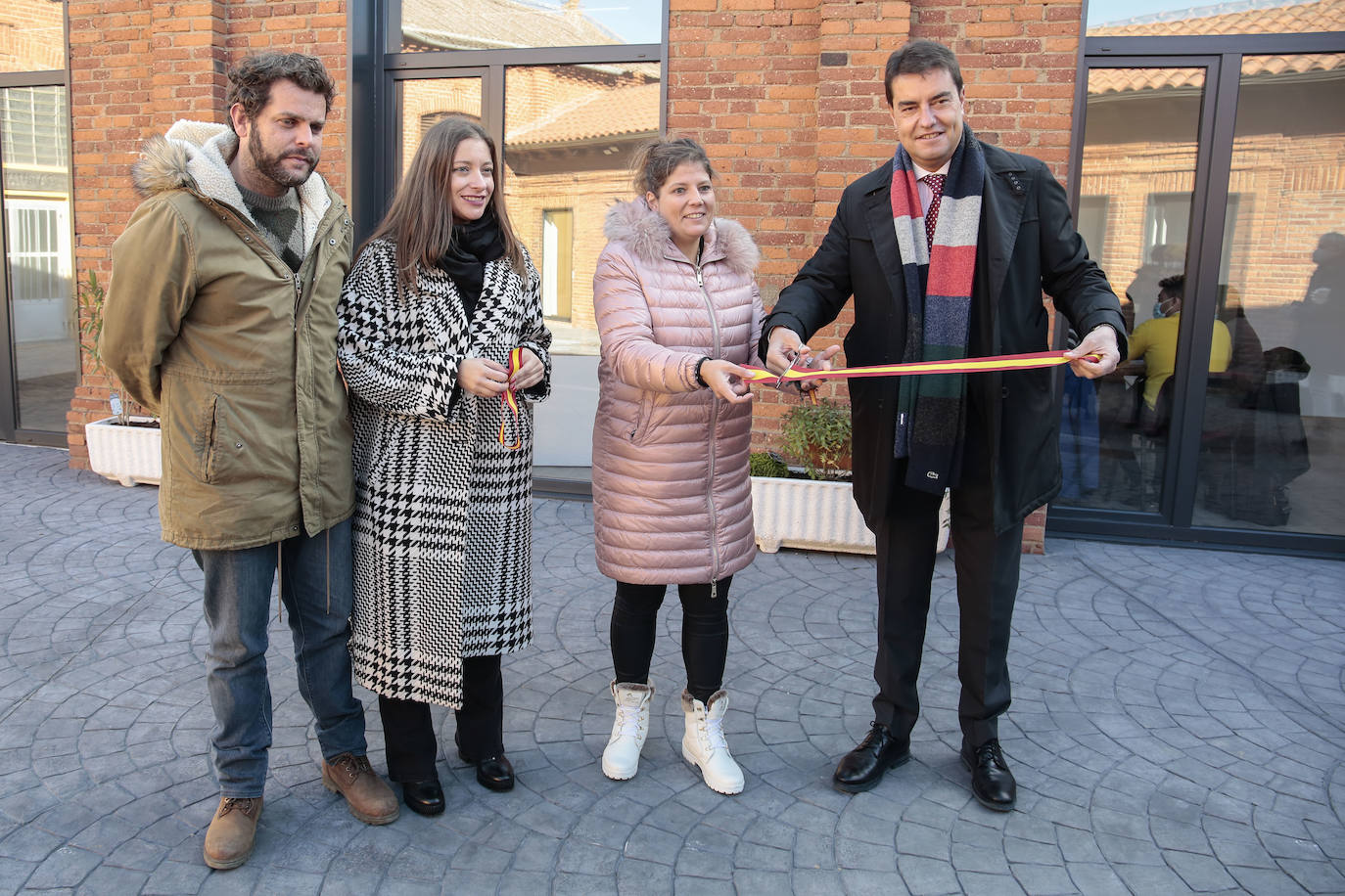 El consejero de Presidencia, Ángel Ibáñez, ha visitado el nuevo espacio de trabajo compartido en el antiguo matadero de Sahagún que ha contado con una iversión de 110.000 euros de la Junta.