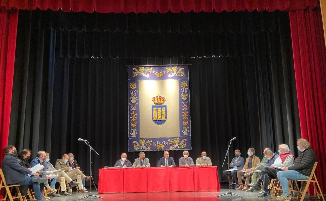 Integrantes de la mesa de porcino de la lonja de Salamanca, que se ha celebrado esta mañana en Ciudad Rodrigo, Salamanca. 