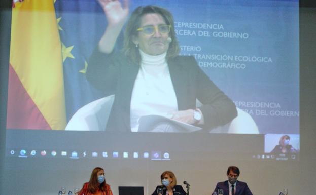 La vicepresidenta y ministra para la Transición Ecológica y el Reto Demográfico, Teresa Ribera, clausura telemáticamente la reunión informativa que se celebra en Fabero (León) sobre el convenio para la restauración ambiental de zonas afectadas por explotaciones mineras. 