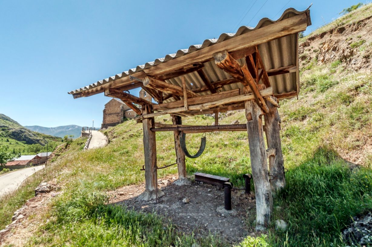 Pinos se encuentra a dos kilómetros de San Emiliano, a orillas del río de la Alcantarilla y cuenta con 62 vecinos. A Pinos se accede desde San Emiliano por la LE-482, pueblo pequeño en el fondo del valle, que tiene muy buenos pastos, aparte de los comunales de dicha localidad y de los existentes en los «cuerrabos» también están los denominados puertos de Pinos, vendidos por la Fundación Sierra Pambley al Ayuntamiento de Mieres y que ahora han sido 'recuperados' legalmente.