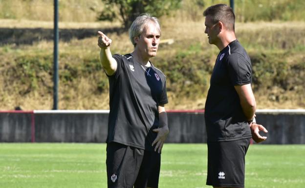 Carlos Tornadijo deja de ser entrenador del Atlético Bembibre por «razones personales» del técnico aunque el club también alega motivos «deportivos» para justificar el cese del ex del Atlético Astorga.