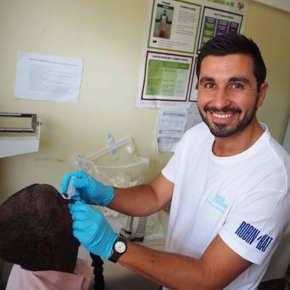 Este es el tiempo que empleará en cada operación de cataratas los cuatro sanitarios que parten este viernes desde el Hospital de León para desarrollar en África una cooperación humanitaria de la mano de la Fundación Elena Barraquer | Cinco días, a una media de 30 pacientes por día, devolverán la visión a 150 personas prácticamente ciegas.