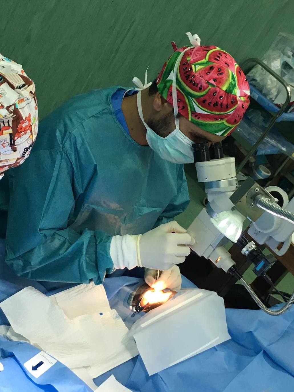 Este es el tiempo que empleará en cada operación de cataratas los cuatro sanitarios que parten este viernes desde el Hospital de León para desarrollar en África una cooperación humanitaria de la mano de la Fundación Elena Barraquer | Cinco días, a una media de 30 pacientes por día, devolverán la visión a 150 personas prácticamente ciegas.