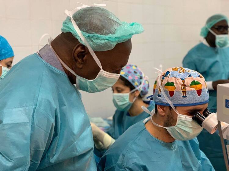 Este es el tiempo que empleará en cada operación de cataratas los cuatro sanitarios que parten este viernes desde el Hospital de León para desarrollar en África una cooperación humanitaria de la mano de la Fundación Elena Barraquer | Cinco días, a una media de 30 pacientes por día, devolverán la visión a 150 personas prácticamente ciegas.