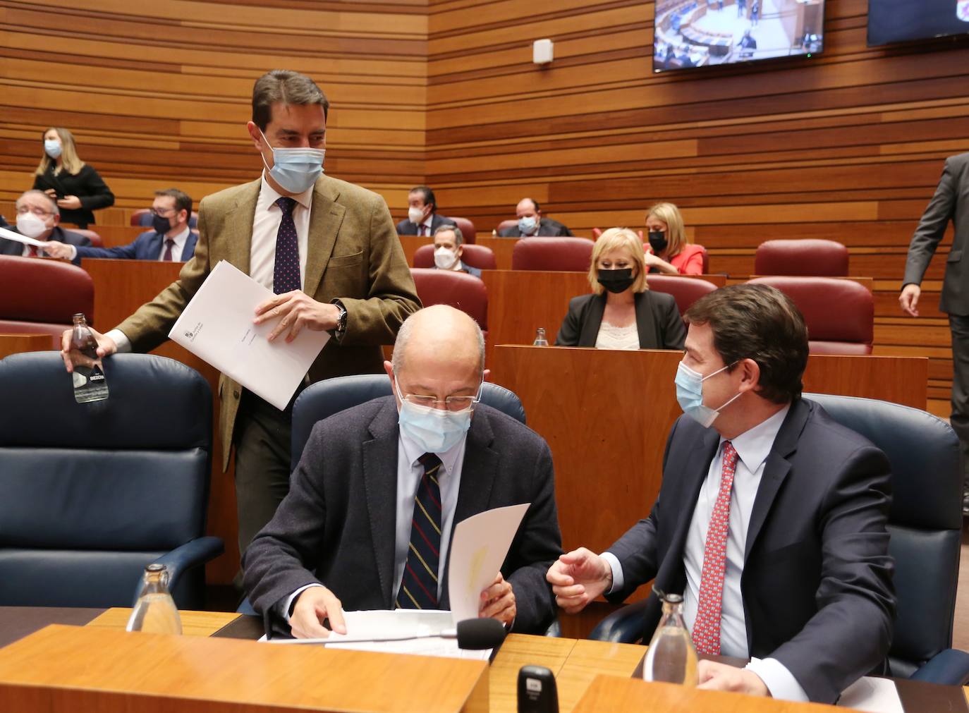 El presidente de ja Junta, Alfonso Fernández Mañueco, y el vicepresidente, Francisco Igea, durante el Pleno de las Cortes junto a otros procuradores.