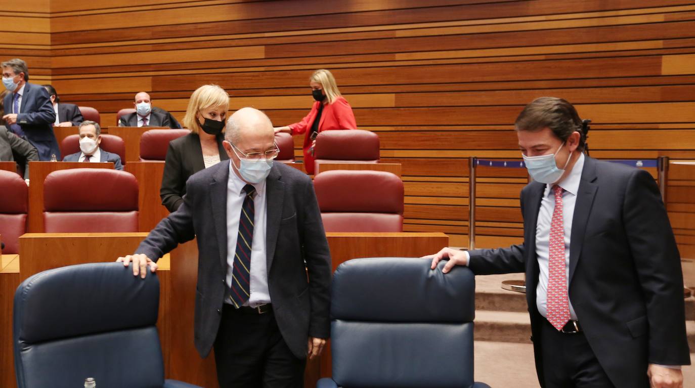 El presidente de ja Junta, Alfonso Fernández Mañueco, y el vicepresidente, Francisco Igea, durante el Pleno de las Cortes junto a otros procuradores.