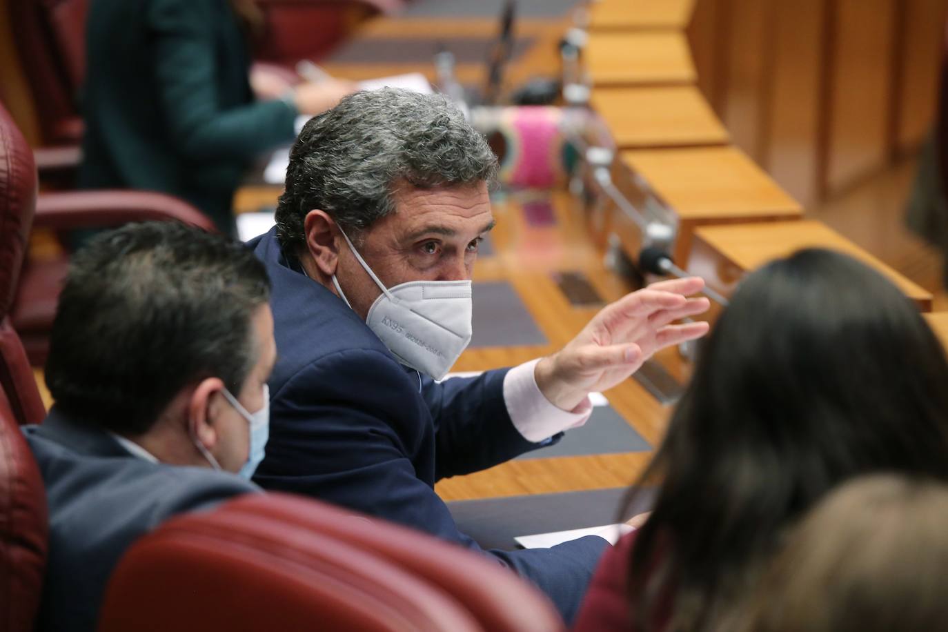 El presidente de ja Junta, Alfonso Fernández Mañueco, y el vicepresidente, Francisco Igea, durante el Pleno de las Cortes junto a otros procuradores.