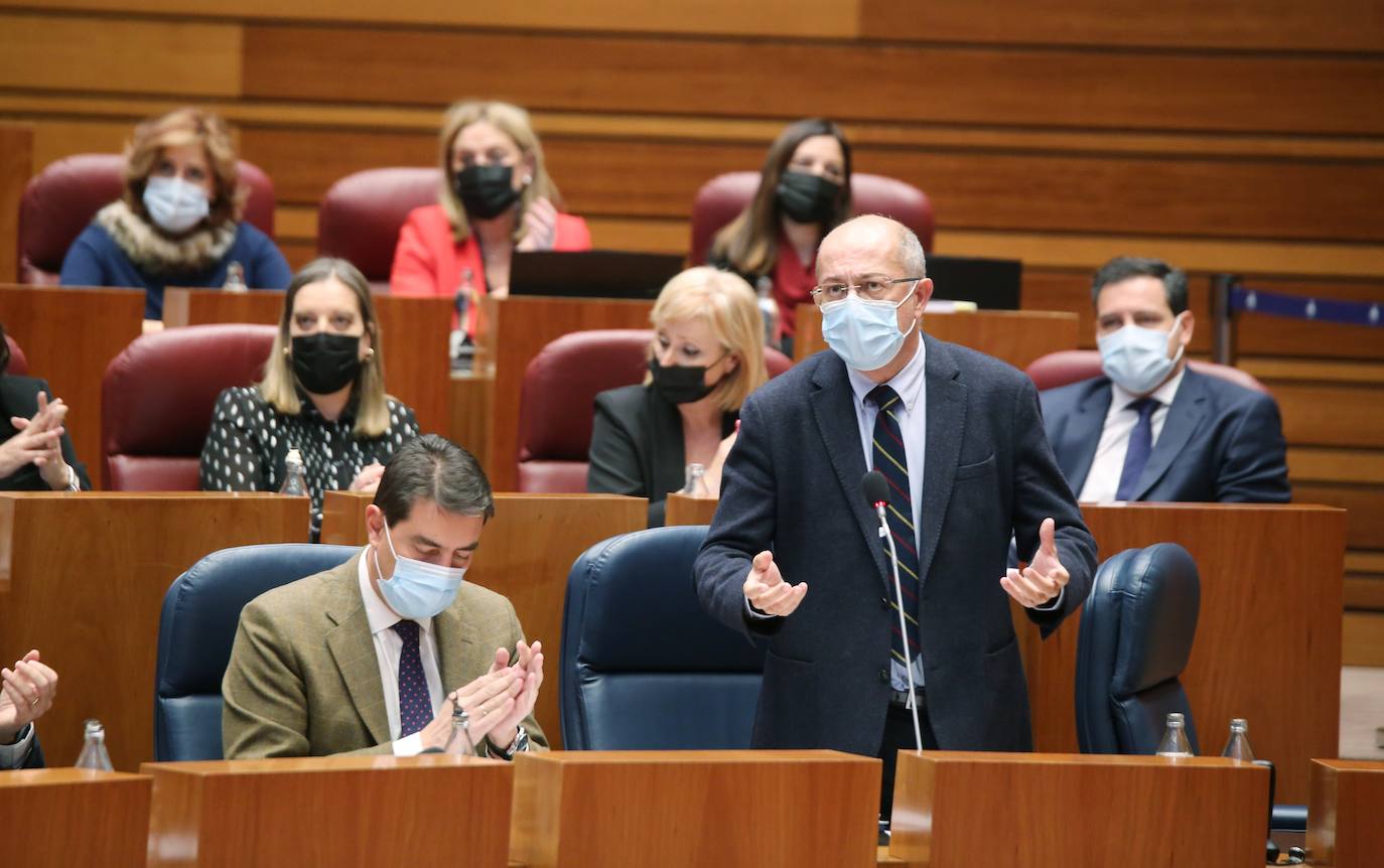 El presidente de ja Junta, Alfonso Fernández Mañueco, y el vicepresidente, Francisco Igea, durante el Pleno de las Cortes junto a otros procuradores.