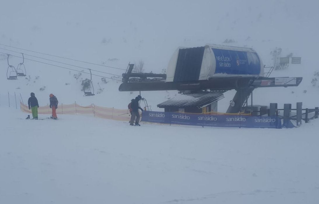 Las tormentas han sido una constante en la apertura de la nueva temporada | La oferta de San Isidro se suma a la de Leitariegos, que abrió en la jornada dominical. 