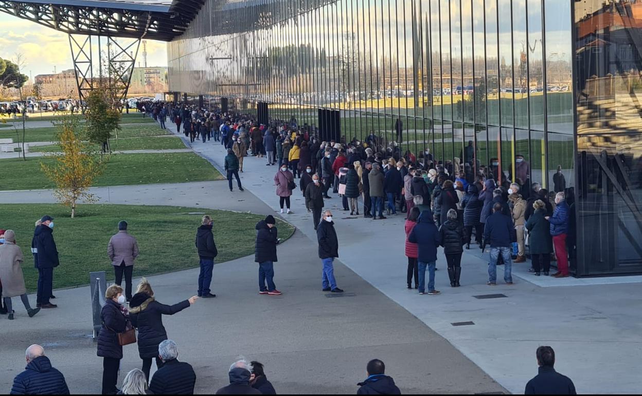 La cola para entrar al Palacio de Exposiciones para recibir la tercera dosis contra la covid-19 rodea todo el edificio. 