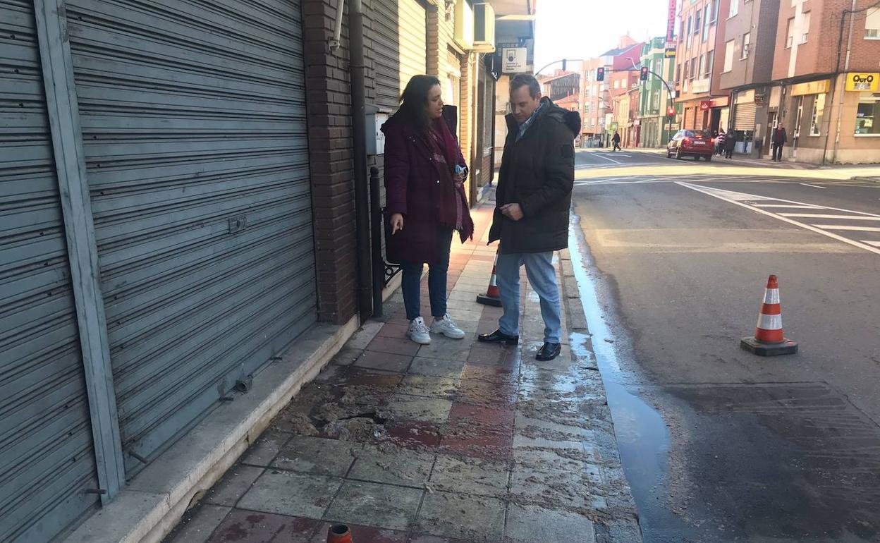 La representante naranja junto a la arqueta desbordada. 