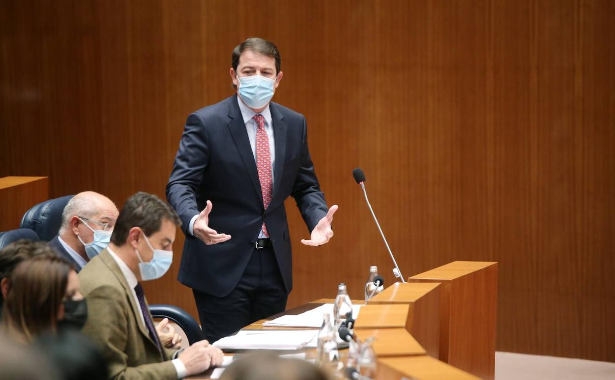 El presidente de la Junta, Alfonso Fernández Mañueco, durante una intervención en el Pleno de las Cortes celebrado este miércoles.